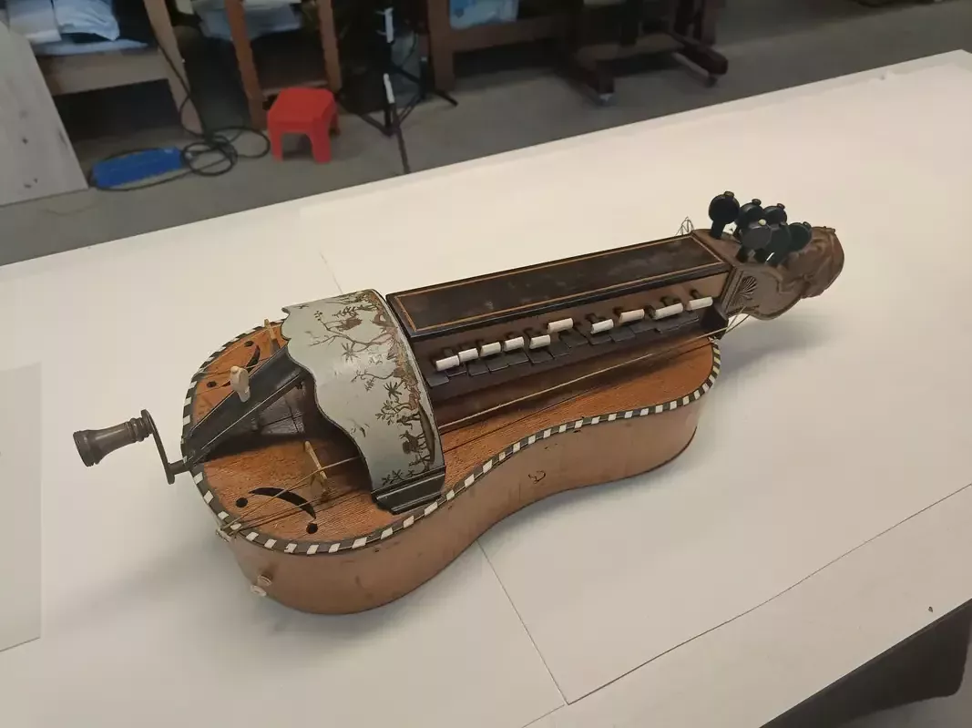 Gitaarvormige draailier op een witte tafel