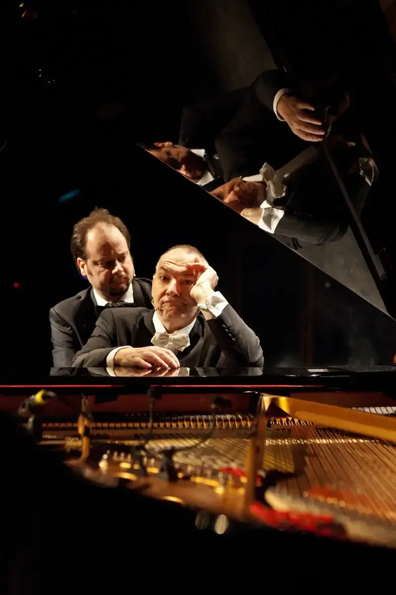 Peter Hens en Bart Van Caenegem van De Frivole Framboos zitten achter de piano