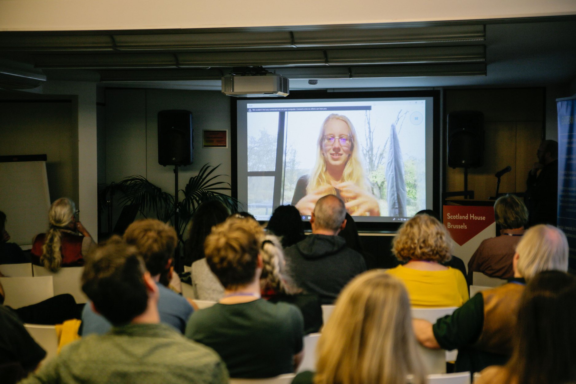 Collega Anaïs geeft haar presentatie via Skype (c) Lars Bauwens